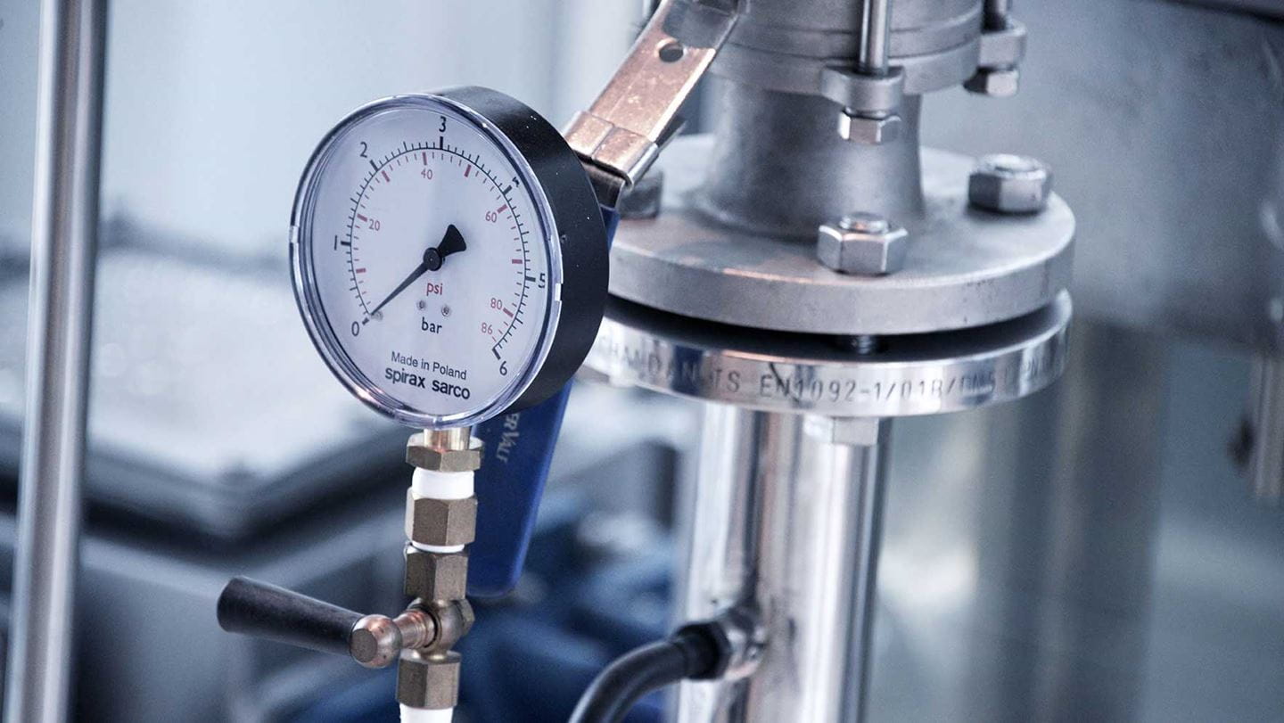 Pressure gauge installation