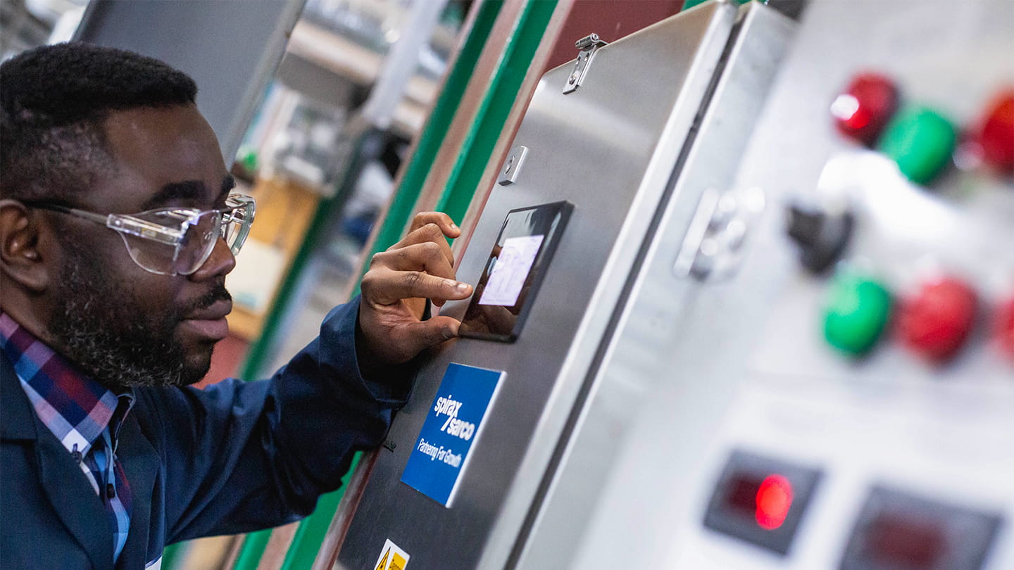 Mitarbeiter am Schaltschrank