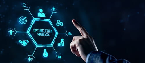 En hand som pekar på en lysande blå hexagon med texten "OPTIMIZATION PROCESS" och tillhörande affärsikoner.