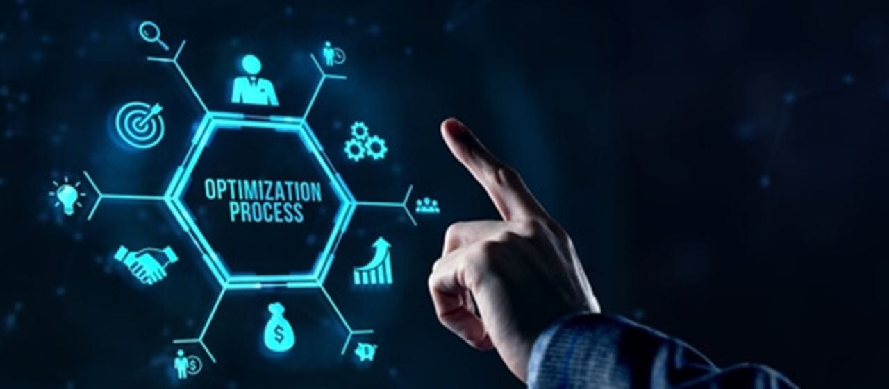 En hand som pekar på en lysande blå hexagon med texten "OPTIMIZATION PROCESS" och tillhörande affärsikoner.